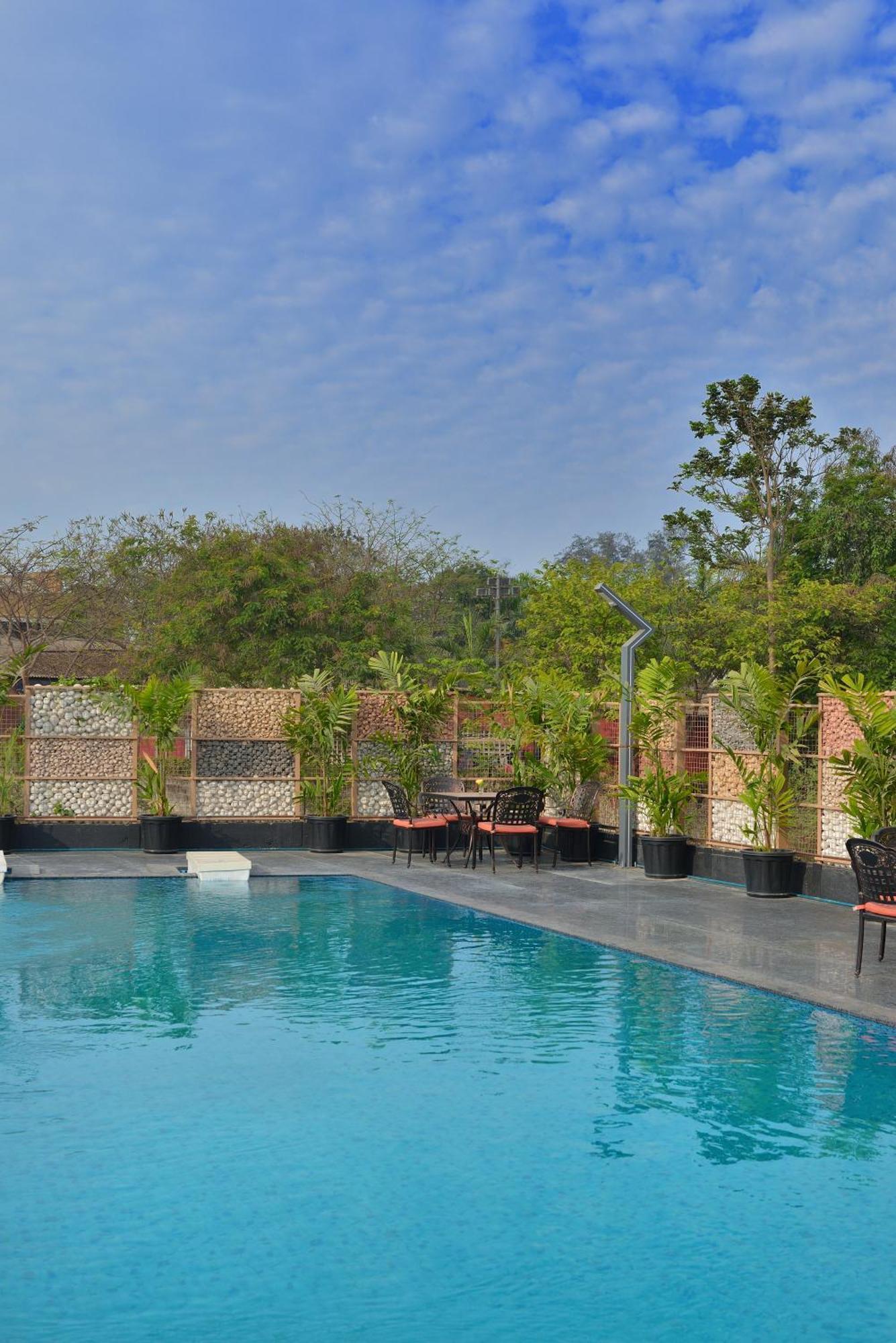 Urbane By Treat Daman Hotel Bagian luar foto