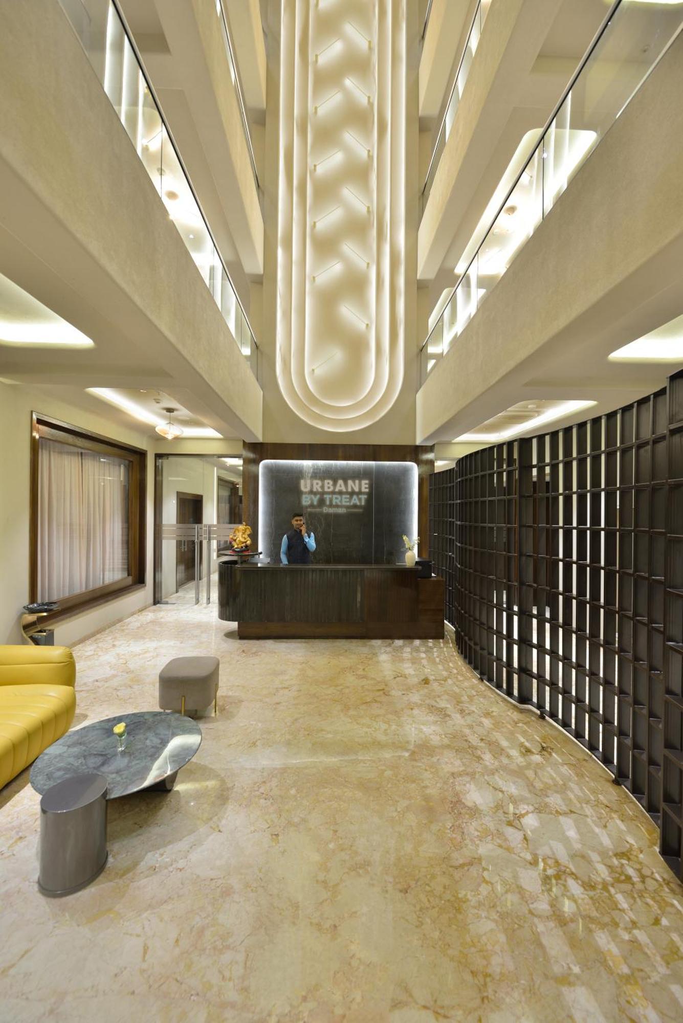 Urbane By Treat Daman Hotel Bagian luar foto