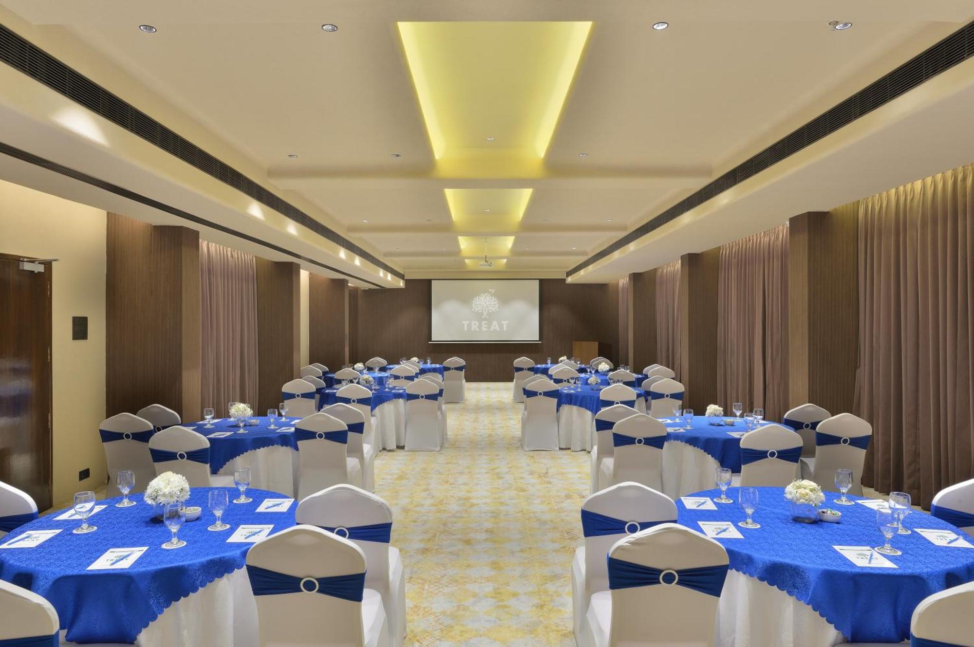 Urbane By Treat Daman Hotel Bagian luar foto