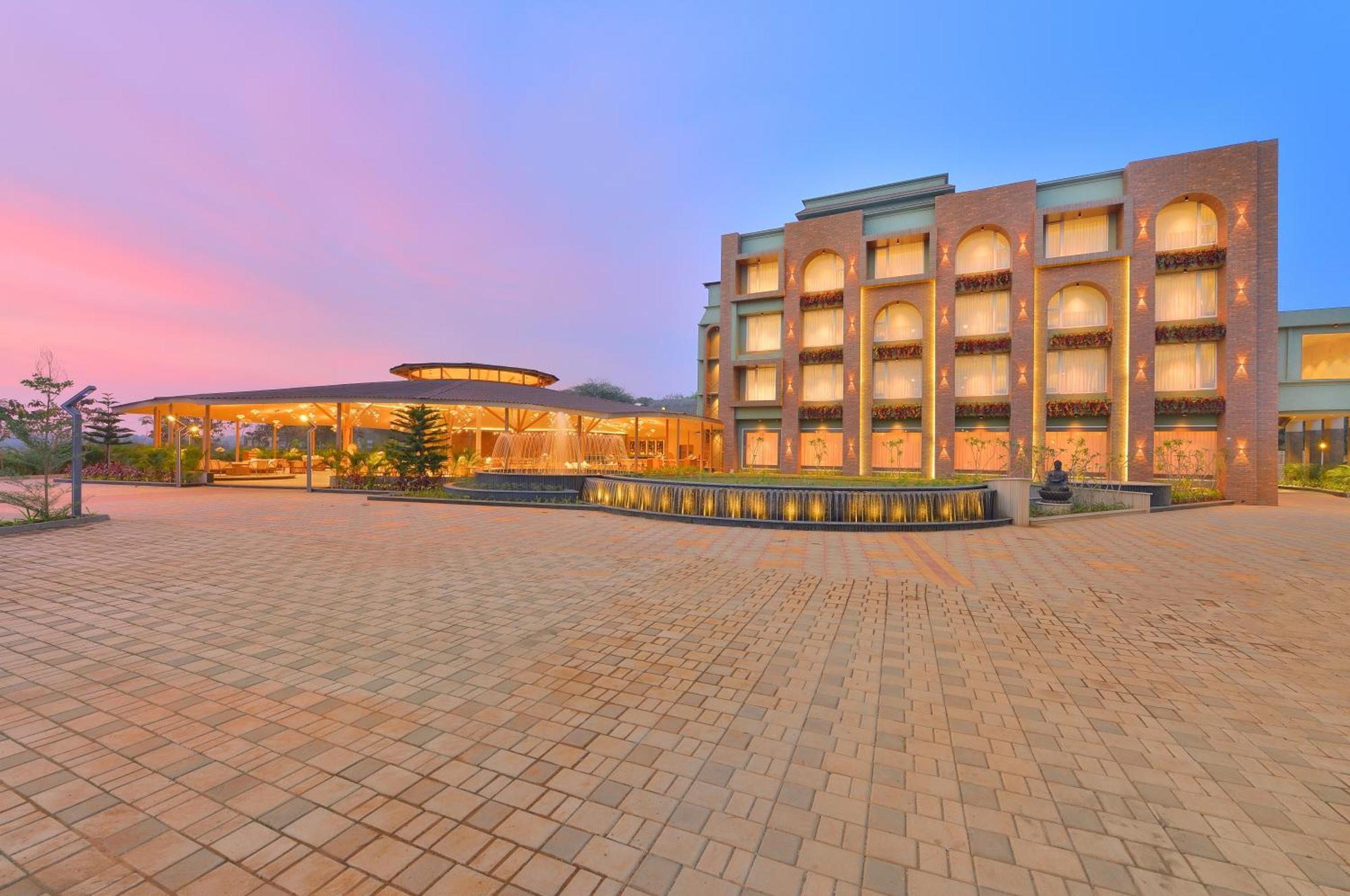 Urbane By Treat Daman Hotel Bagian luar foto